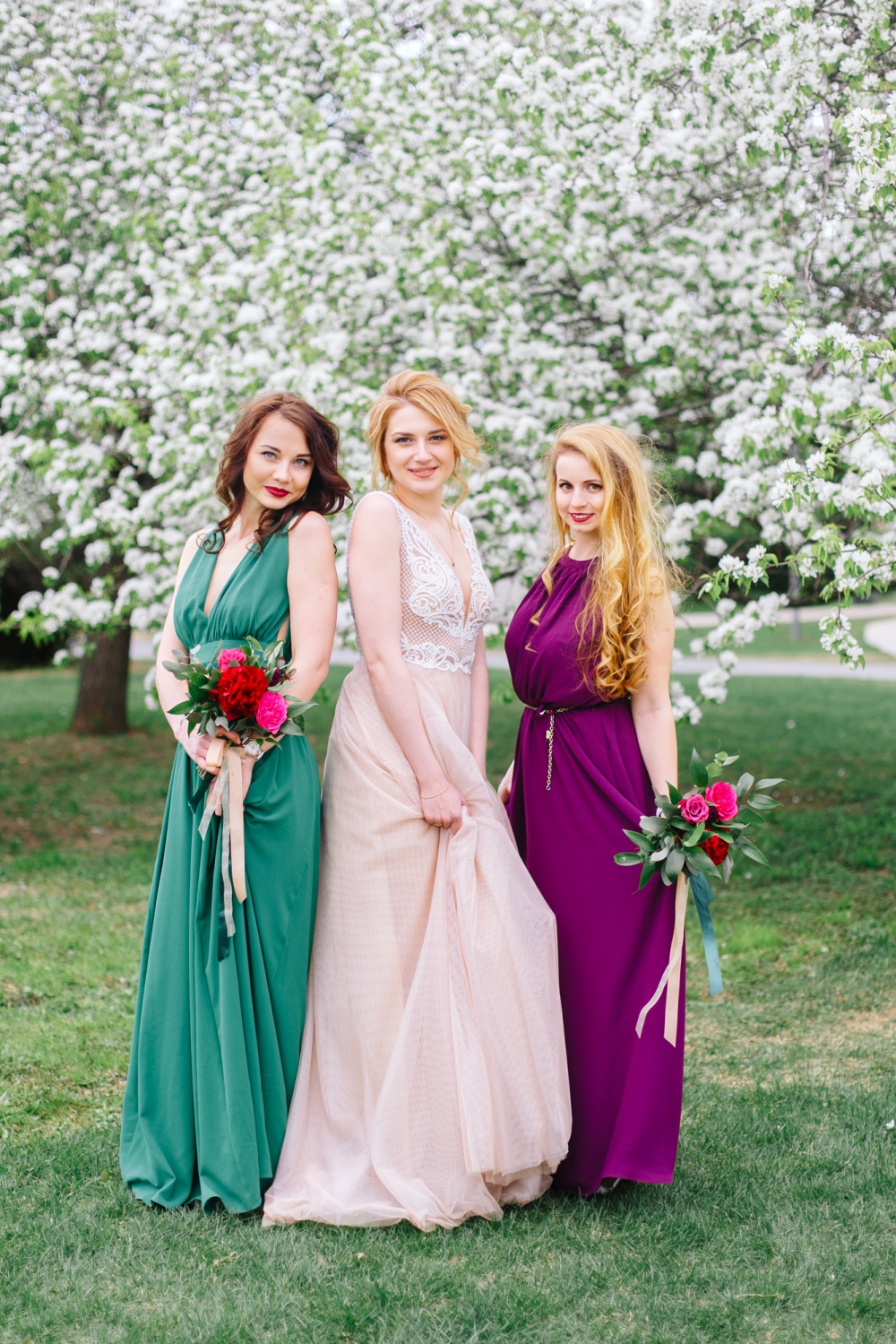 Подружки невесты в платьях цвета свадьбы