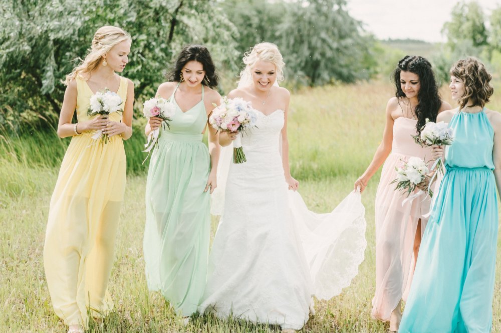 Подружки невесты в легких платьях различных оттенков