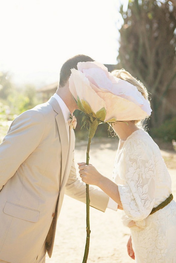 Гигантский бумажный цветок для свадебной фотосессии