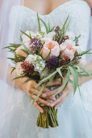 Цветы в букете невесты персикового оттенка