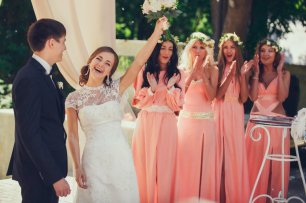 Молодожены и подружки невесты на свадебной церемонии