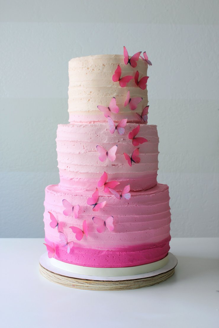 Свадебный торт, украшенный бабочками