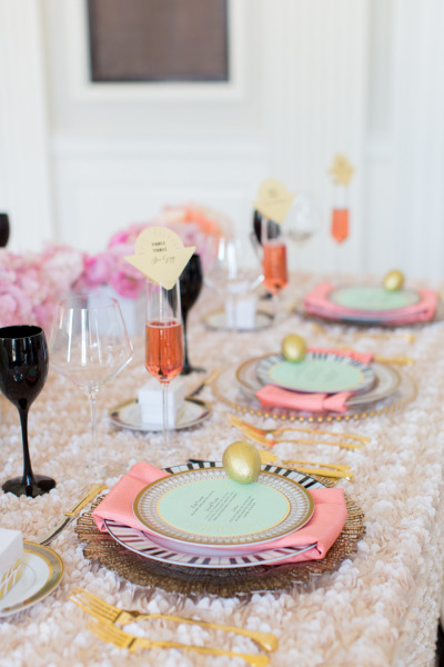 Разноцветная сервировка свадебного стола