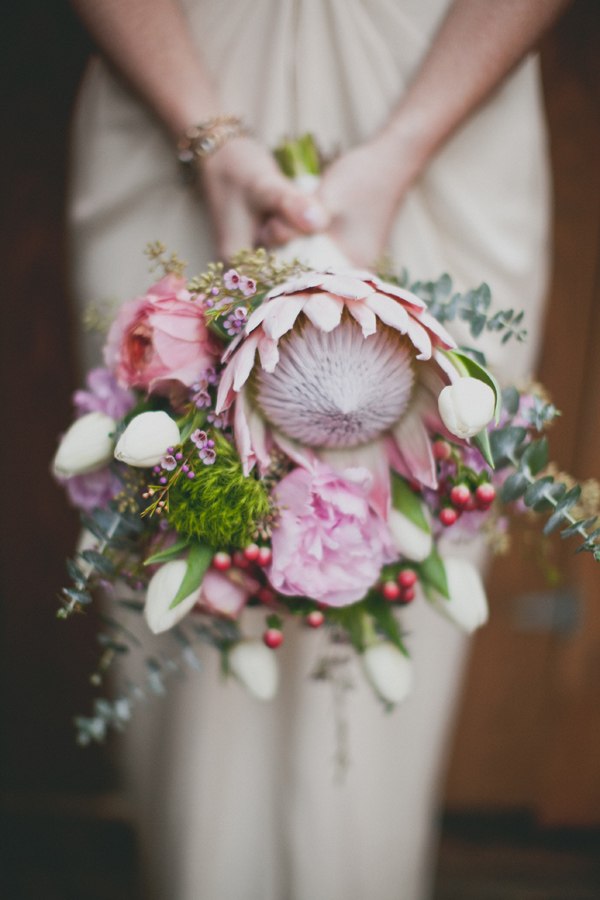 Оригинальный букет невесты с редкими цветами