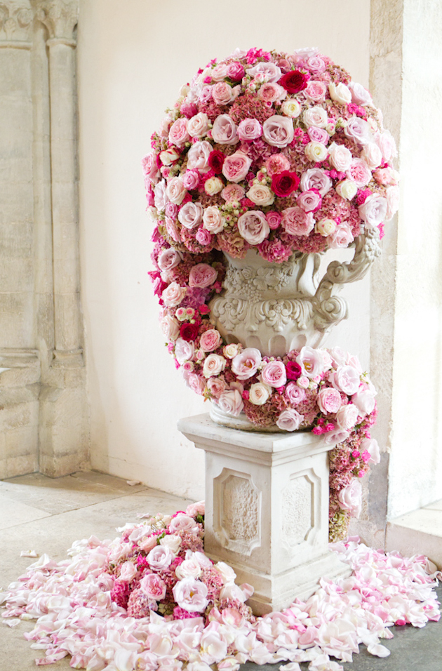 Шикарный декор из роз в каменной вазе
